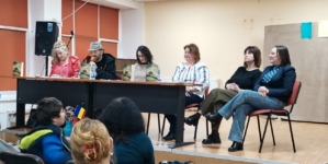 Scriitorul Gelu Vlașin, în mijlocul elevilor de la Colegiul Național „Mihai Eminescu” Baia Mare