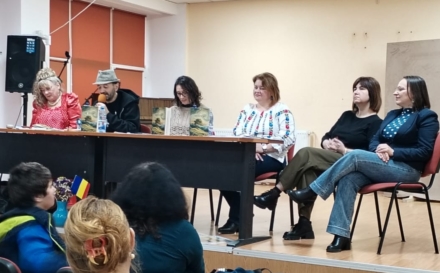 Scriitorul Gelu Vlașin, în mijlocul elevilor de la Colegiul Național „Mihai Eminescu” Baia Mare