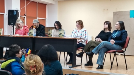 Scriitorul Gelu Vlașin, în mijlocul elevilor de la Colegiul Național „Mihai Eminescu” Baia Mare