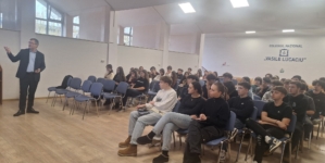 Proiectul „Învață de la antreprenori” își continuă drumul în școlile din Maramureș