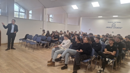 Proiectul „Învață de la antreprenori” își continuă drumul în școlile din Maramureș