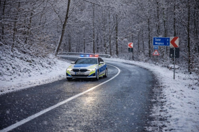 Sfaturile polițiștilor pentru conducătorii auto, în condițiile de iarnă