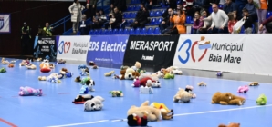 „O jucărie pentru o bucurie”: moment special în pauza meciului CS Minaur – HC Buzău