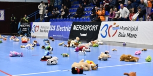 „O jucărie pentru o bucurie”: moment special în pauza meciului CS Minaur – HC Buzău