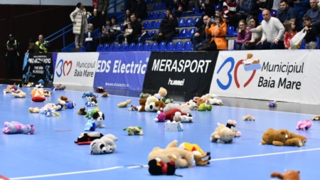 „O jucărie pentru o bucurie”: moment special în pauza meciului CS Minaur – HC Buzău