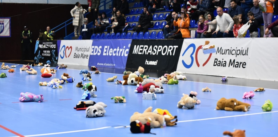 „O jucărie pentru o bucurie”: moment special în pauza meciului CS Minaur – HC Buzău