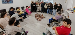 Elevii de la Colegiul Național „Vasile Lucaciu” au colindat la Centrul de Zi de Recuperare Esperando