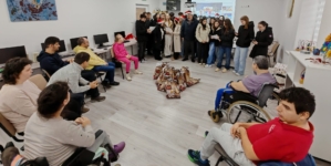 Elevii de la Colegiul Național „Vasile Lucaciu” au colindat la Centrul de Zi de Recuperare Esperando