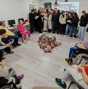 Elevii de la Colegiul Național „Vasile Lucaciu” au colindat la Centrul de Zi de Recuperare Esperando
