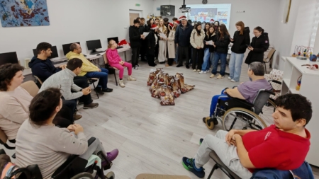 Elevii de la Colegiul Național „Vasile Lucaciu” au colindat la Centrul de Zi de Recuperare Esperando