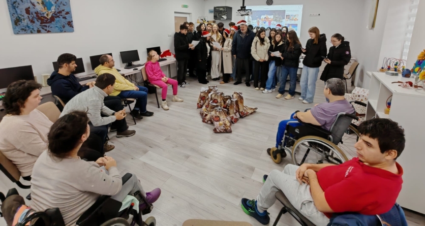 Elevii de la Colegiul Național „Vasile Lucaciu” au colindat la Centrul de Zi de Recuperare Esperando