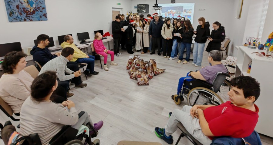 Elevii de la Colegiul Național „Vasile Lucaciu” au colindat la Centrul de Zi de Recuperare Esperando