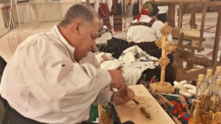 Meșteri de la Centrul Culturii Tradiționale Maramureș, la Palatul Parlamentului