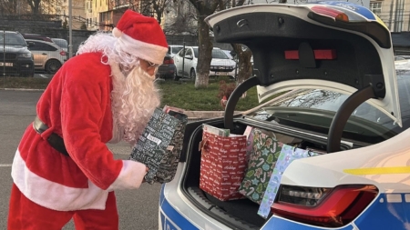 Moșul a primit o mână de ajutor de la polițiștii maramureșeni