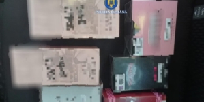 Parfumuri contrafăcute scoase la vânzare în parcare