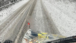 120 de tone de material antiderapant împrăștiate pe drumurile din județ