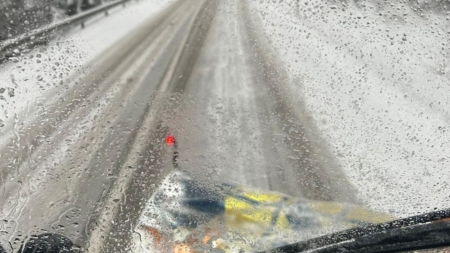 120 de tone de material antiderapant împrăștiate pe drumurile din județ