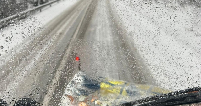 120 de tone de material antiderapant împrăștiate pe drumurile din județ