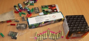 Prinși de polițiștii de frontieră cu articole pirotehnice în bagaje