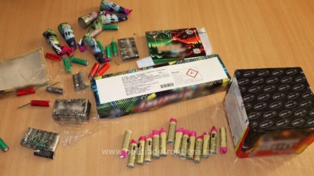 Prinși de polițiștii de frontieră cu articole pirotehnice în bagaje