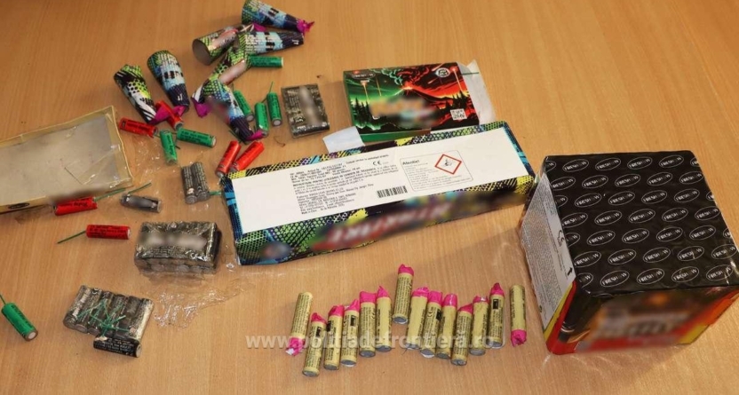 Prinși de polițiștii de frontieră cu articole pirotehnice în bagaje