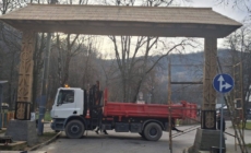 Poarta maramureșeană de la intrarea în Parcul „Grădina Morii” din Sighet a fost repusă la locul ei