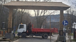 Poarta maramureșeană de la intrarea în Parcul „Grădina Morii” din Sighet a fost repusă la locul ei