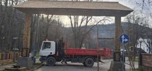 Poarta maramureșeană de la intrarea în Parcul „Grădina Morii” din Sighet a fost repusă la locul ei
