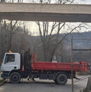 Poarta maramureșeană de la intrarea în Parcul „Grădina Morii” din Sighet a fost repusă la locul ei