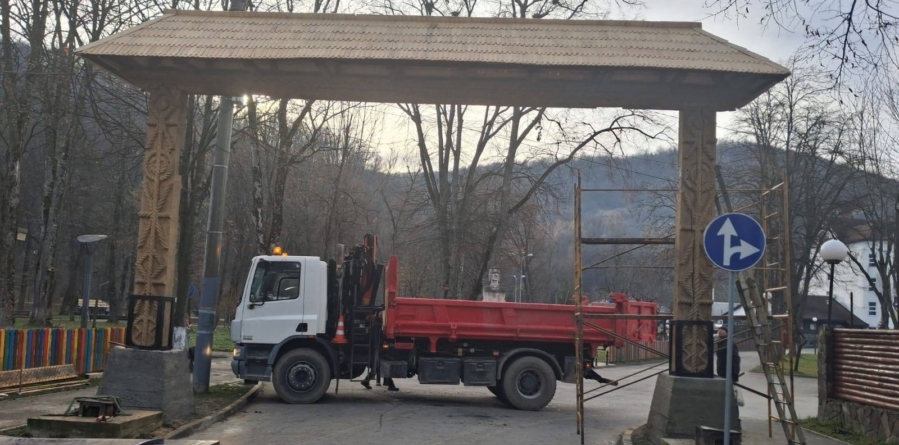 Poarta maramureșeană de la intrarea în Parcul „Grădina Morii” din Sighet a fost repusă la locul ei