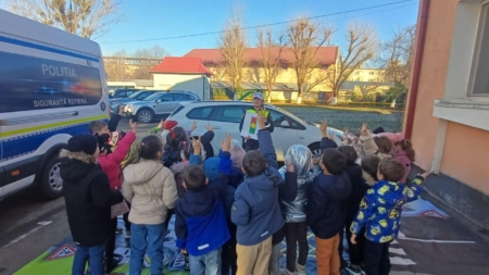 Lecții de la polițiști pentru elevii de la Școala „Lucian Blaga”