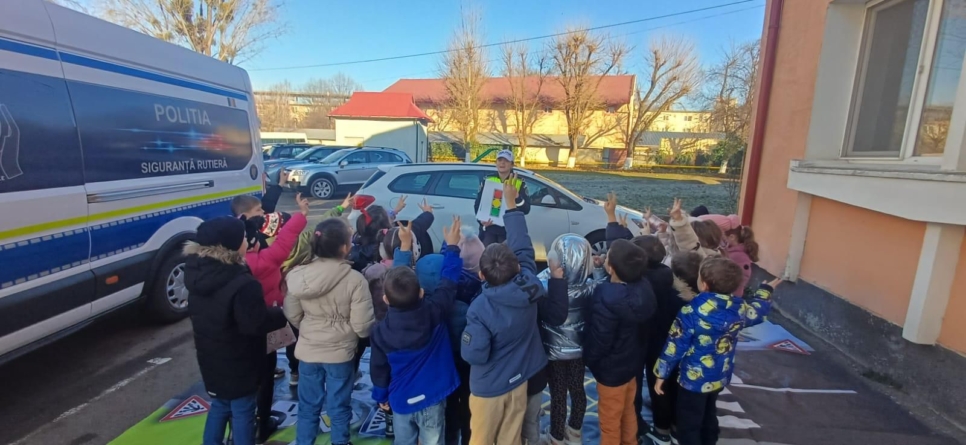 Lecții de la polițiști pentru elevii de la Școala „Lucian Blaga”