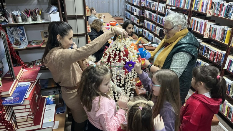 „Pomul Raiului”, la Filiala Traian a Bibliotecii Județene