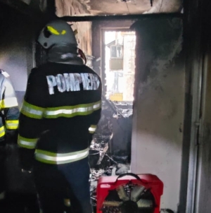 Incendiu într-o garsonieră din Borșa. Două persoane au ajuns la spital în urma unor atacuri de panică