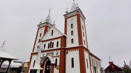 Slujbă la cumpăna dintre ani la Parohia Ortodoxă „Sfinții Apostoli Petru și Pavel” Săcălășeni