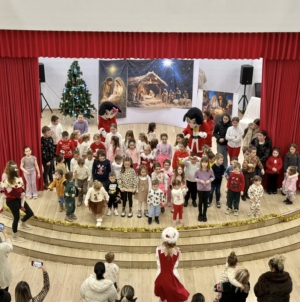 Magia Crăciunului s-a împletit cu bucuria copilăriei, la Căminul Cultural din Rona de Jos