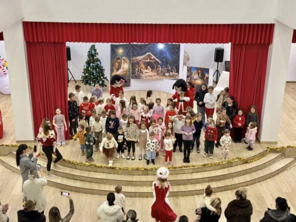 Magia Crăciunului s-a împletit cu bucuria copilăriei, la Căminul Cultural din Rona de Jos