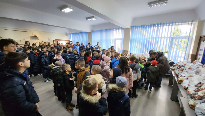 Copiii de la CS Academica au colindat la Primăria Recea