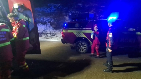 Intervenție a salvamontiștilor într-o zonă greu accesibilă în sprijinul unui bărbat cu probleme medicale