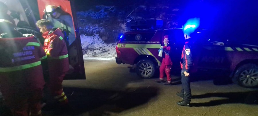 Intervenție a salvamontiștilor într-o zonă greu accesibilă în sprijinul unui bărbat cu probleme medicale