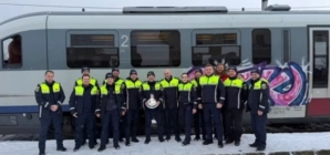 Șeful Postului de Poliție Transporturi Feroviare Sighetu Marmației, așteptat cu tort pe peron în ultima lui zi de muncă