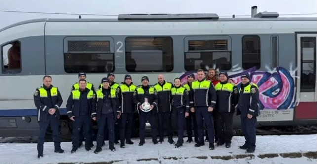 Șeful Postului de Poliție Transporturi Feroviare Sighetu Marmației, așteptat cu tort pe peron în ultima lui zi de muncă