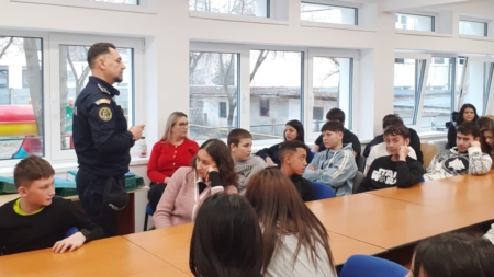 Elevii de la Școala Gimnazială Specială Baia Mare, în dialog cu reprezentanți ai Inspectoratului de Poliție al Județului Maramureș