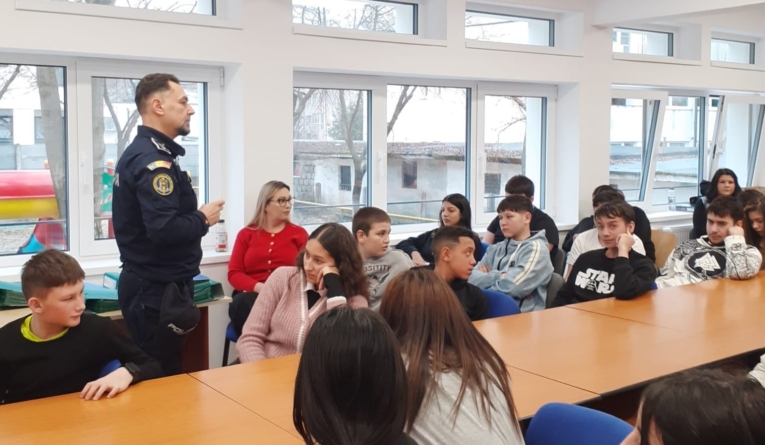 Elevii de la Școala Gimnazială Specială Baia Mare, în dialog cu reprezentanți ai Inspectoratului de Poliție al Județului Maramureș
