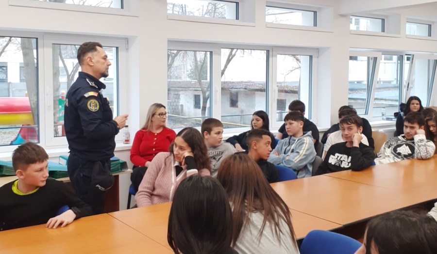 Elevii de la Școala Gimnazială Specială Baia Mare, în dialog cu reprezentanți ai Inspectoratului de Poliție al Județului Maramureș