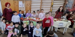 Școala Gimnazială „Octavian Goga” Baia Mare a găzduit Târgul de Crăciun „Povești lângă bradul de Crăciun”- ediția a III-a