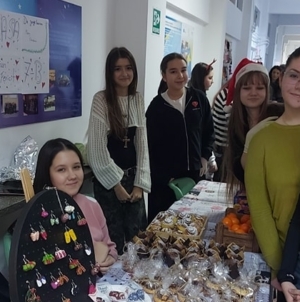 Târgul caritabil de Crăciun de la Colegiul de Arte Baia Mare a fost un adevărat succes