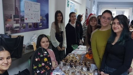 Târgul caritabil de Crăciun de la Colegiul de Arte Baia Mare a fost un adevărat succes