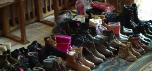 Campania „Încalță un copil, de iarnă!” aduce bucurie copiilor nevoiași din Maramureș