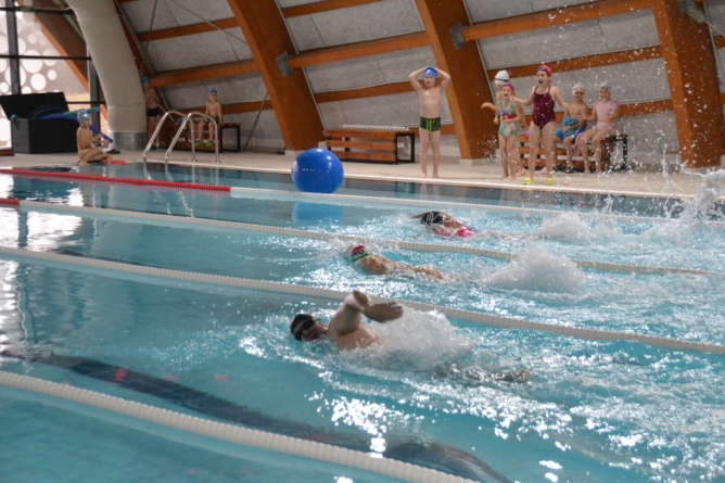 Înotătorii din Fărcașa au fost vizitați de Moș Crăciun!